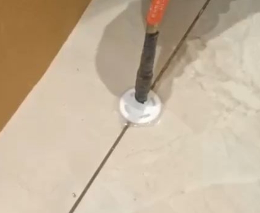 康乐瓷砖空鼓维修公司专业解答瓷砖在铺贴过程中，如果没有涂抹均匀到位的粘结材料（如水泥砂浆或瓷砖胶），可能会导致以下问题