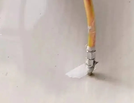康乐瓷砖空鼓维修公司专业解答在瓷砖铺贴过程中，如果使用的砂料过粗（如全部使用了粗砂），可能会导致以下问题